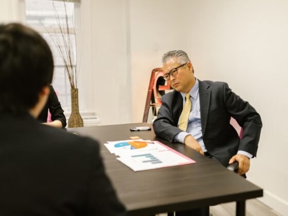 Un homme d’affaires expérimenté examine des graphiques lors d’une réunion. Photographie d’illustration.