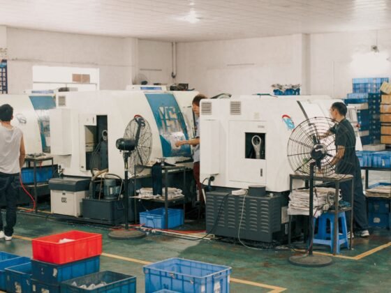 Des techniciens travaillent sur des machines dans un atelier industriel.