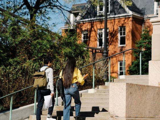 Deux étudiants gravissent les marches d’un campus universitaire. Photographie d’illustration : George Pak / Pexels.