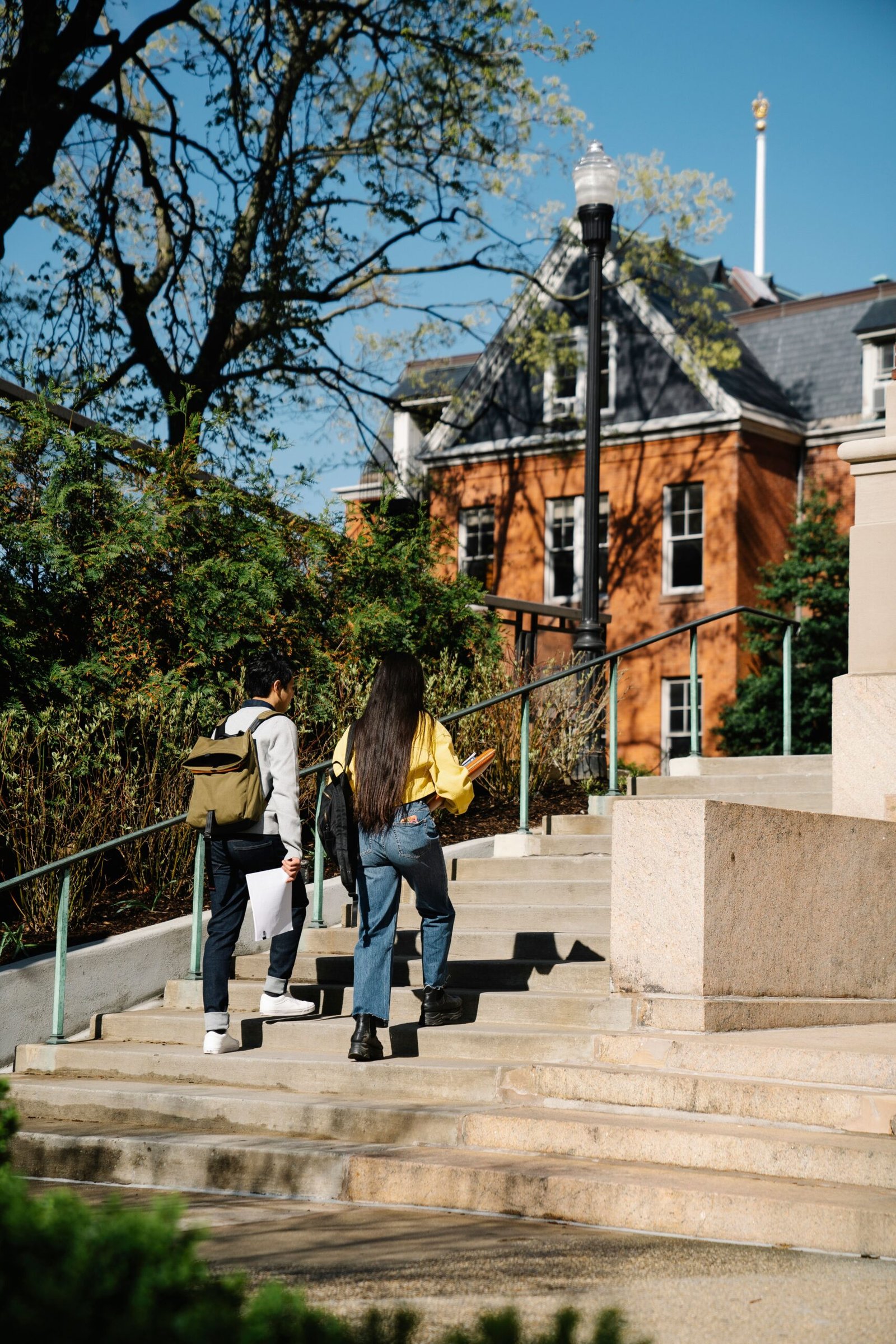 Deux étudiants gravissent les marches d’un campus universitaire. Photographie d’illustration.
